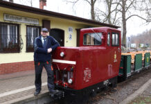 Parkeisenbahn-Chef Jürgen Braun mit der kleinen roten Elektro-Lok, die seit 30 Jahren im Dienst ist. Foto: André Kempner