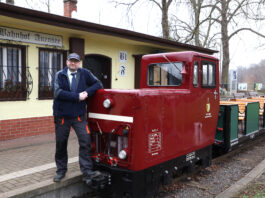 Parkeisenbahn-Chef J&uuml;rgen Braun mit der kleinen roten Elektro-Lok, die seit 30 Jahren im Dienst ist. Foto: Andr&eacute; Kempner