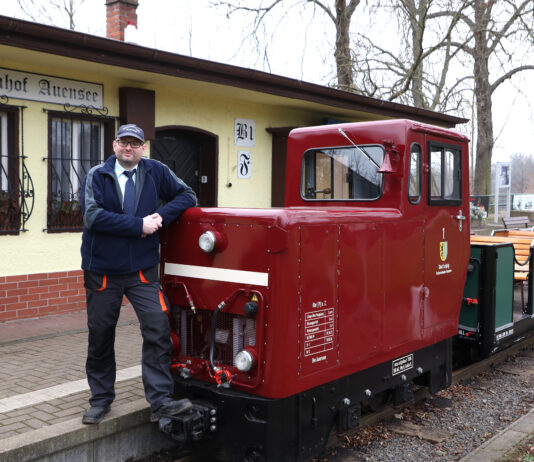 Parkeisenbahn-Chef J&uuml;rgen Braun mit der kleinen roten Elektro-Lok, die seit 30 Jahren im Dienst ist. Foto: Andr&eacute; Kempner
