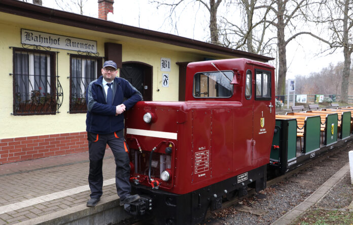 Portrt vom Chef der Parkeisenbahn am Auensee Jrgen Braun in Leipzig Parkeisenbahn-Chef Jürgen Braun mit der kleinen roten Elektro-Lok, die seit 30 Jahren im Dienst ist. Foto: André Kempner