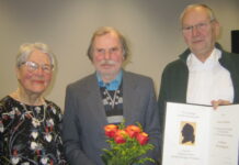 Michael Pahle (r.), Vorsitzender der Leipziger Goethe-Gesellschaft e.V., überreichte im Beisein seiner Stellvertreterin Maria-Verena Leistner dem Wöllnauer Maler Volker Pohlenz die Urkunde zur Ehrenmitgliedschaft. Foto: Traudel Thalheim