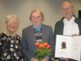 Michael Pahle (r.), Vorsitzender der Leipziger Goethe-Gesellschaft e.V., &uuml;berreichte im Beisein seiner Stellvertreterin Maria-Verena Leistner dem W&ouml;llnauer Maler Volker Pohlenz die Urkunde zur Ehrenmitgliedschaft. Foto: Traudel Thalheim