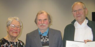Michael Pahle (r.), Vorsitzender der Leipziger Goethe-Gesellschaft e.V., überreichte im Beisein seiner Stellvertreterin Maria-Verena Leistner dem Wöllnauer Maler Volker Pohlenz die Urkunde zur Ehrenmitgliedschaft. Foto: Traudel Thalheim