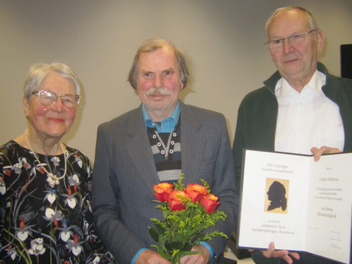 Michael Pahle (r.), Vorsitzender der Leipziger Goethe-Gesellschaft e.V., &uuml;berreichte im Beisein seiner Stellvertreterin Maria-Verena Leistner dem W&ouml;llnauer Maler Volker Pohlenz die Urkunde zur Ehrenmitgliedschaft. Foto: Traudel Thalheim