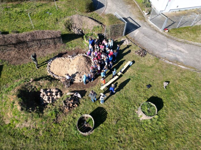 Den Grundsch&uuml;lern wurde erkl&auml;rt, was ein Sandarium ist. Foto: Daniel Gro&szlig;e/R&ouml;sl