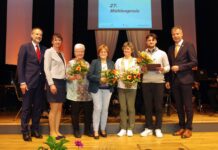 Olaf Klose (Vorstandsmitglied der Stadt- und Kreissparkasse Leipzig), Katrin Wittig (LVZ), Karin Nadler, Hannelore Krausch, Christine Jäger (stellvertretend für die verhinderte Diana Apitzsch), Karl-Lukas Nowack und Landrat Kai Emanuel (von links) nach den Preisübergaben auf der Bühne des Bürgerhauses Eilenburg. Foto: LRA/Stöber