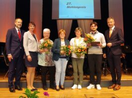 Olaf Klose (Vorstandsmitglied der Stadt- und Kreissparkasse Leipzig), Katrin Wittig (LVZ), Karin Nadler, Hannelore Krausch, Christine J&auml;ger (stellvertretend f&uuml;r die verhinderte Diana Apitzsch), Karl-Lukas Nowack und Landrat Kai Emanuel (von links) nach den Preis&uuml;bergaben auf der B&uuml;hne des B&uuml;rgerhauses Eilenburg. Foto: LRA/St&ouml;ber