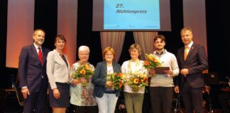Olaf Klose (Vorstandsmitglied der Stadt- und Kreissparkasse Leipzig), Katrin Wittig (LVZ), Karin Nadler, Hannelore Krausch, Christine Jäger (stellvertretend für die verhinderte Diana Apitzsch), Karl-Lukas Nowack und Landrat Kai Emanuel (von links) nach den Preisübergaben auf der Bühne des Bürgerhauses Eilenburg. Foto: LRA/Stöber