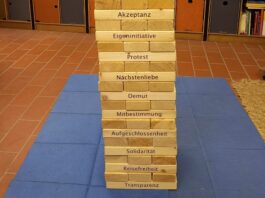 Der &bdquo;Demokratiewerteturm&ldquo; ist ein wichtiger Teil der aktuellen Fotoausstellung im Weltladen Altenburg. Foto: PM