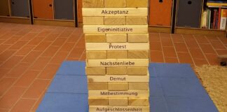 Der „Demokratiewerteturm“ ist ein wichtiger Teil der aktuellen Fotoausstellung im Weltladen Altenburg. Foto: PM