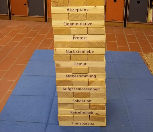 Der &bdquo;Demokratiewerteturm&ldquo; ist ein wichtiger Teil der aktuellen Fotoausstellung im Weltladen Altenburg. Foto: PM