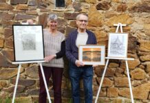 Christa Munck und Horst Kretzschmar eröffnen gemeinsam eine Ausstellung in der Grimmaer Hospitalkapelle. Foto: Hospitalkapelle