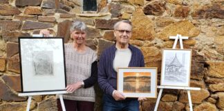 Christa Munck und Horst Kretzschmar eröffnen gemeinsam eine Ausstellung in der Grimmaer Hospitalkapelle. Foto: Hospitalkapelle