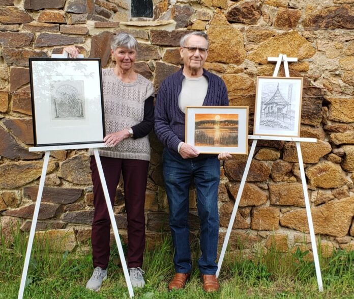 Christa Munck und Horst Kretzschmar er&ouml;ffnen gemeinsam eine Ausstellung in der Grimmaer Hospitalkapelle. Foto: Hospitalkapelle