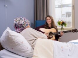 Im Leipziger Diakonie Hospiz unterst&uuml;tzt die Liedermacherin Nadine Maria Schmidt interessierte Hospizg&auml;ste oder Angeh&ouml;rige bei der Errichtung &bdquo;musikalischer Denkm&auml;ler". Foto: Kay Zimmermann