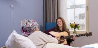 Im Leipziger Diakonie Hospiz unterstützt die Liedermacherin Nadine Maria Schmidt interessierte Hospizgäste oder Angehörige bei der Errichtung „musikalischer Denkmäler". Foto: Kay Zimmermann