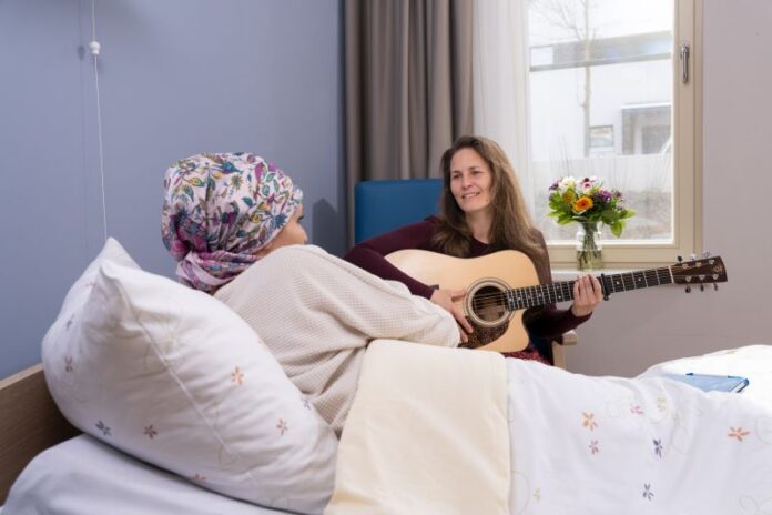 Im Leipziger Diakonie Hospiz unterst&uuml;tzt die Liedermacherin Nadine Maria Schmidt interessierte Hospizg&auml;ste oder Angeh&ouml;rige bei der Errichtung &bdquo;musikalischer Denkm&auml;ler
