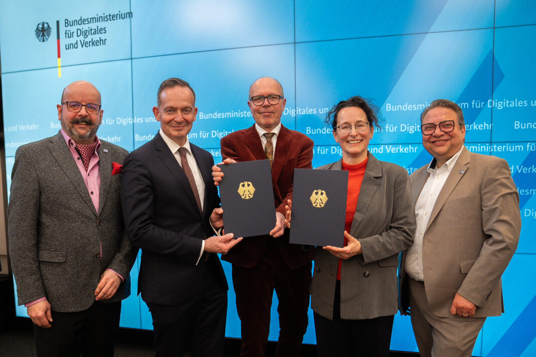 250410_AIAMO___BMDV Markus Wartha, Volker Wissing, Dominik Geißler, Beate Ginzel in Vertretung für Burkhard Jung und Christian Roszack, Projektleitung AIAMO (v.l.)beim Start des KI-Projekts. Foto: BMDV