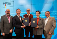 Markus Wartha, Volker Wissing, Dominik Geißler, Beate Ginzel in Vertretung für Burkhard Jung und Christian Roszack, Projektleitung AIAMO (v.l.)beim Start des KI-Projekts. Foto: BMDV
