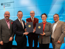 Markus Wartha, Volker Wissing, Dominik Gei&szlig;ler, Beate Ginzel in Vertretung f&uuml;r Burkhard Jung und Christian Roszack, Projektleitung AIAMO (v.l.)beim Start des KI-Projekts. Foto: BMDV