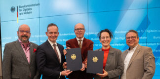 Markus Wartha, Volker Wissing, Dominik Geißler, Beate Ginzel in Vertretung für Burkhard Jung und Christian Roszack, Projektleitung AIAMO (v.l.)beim Start des KI-Projekts. Foto: BMDV