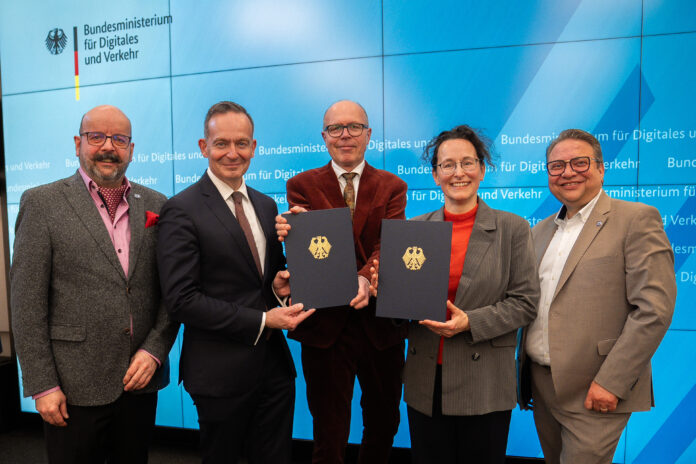 250410_AIAMO___BMDV Markus Wartha, Volker Wissing, Dominik Geißler, Beate Ginzel in Vertretung für Burkhard Jung und Christian Roszack, Projektleitung AIAMO (v.l.)beim Start des KI-Projekts. Foto: BMDV