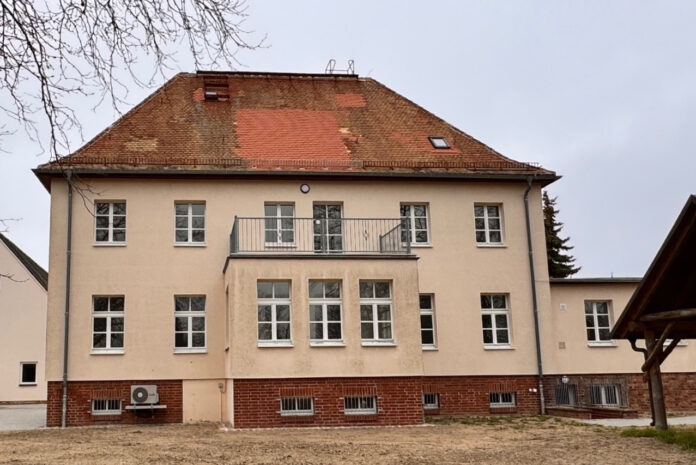 Das sanierte Hauptgeb&auml;ude vom Forsthof Dobersch&uuml;tz. Foto: SIB