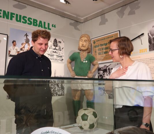 Gr&uuml;n-wei&szlig;e Fu&szlig;ball-Geschichte kann man aktuell im Haus B&ouml;ttcherg&auml;&szlig;chen kennenlernen. Foto: : Ricarda Abendroth