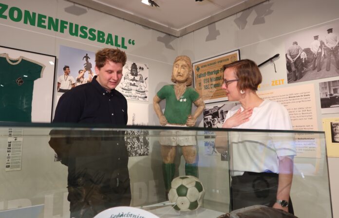 Gr&uuml;n-wei&szlig;e Fu&szlig;ball-Geschichte kann man aktuell im Haus B&ouml;ttcherg&auml;&szlig;chen kennenlernen. Foto: : Ricarda Abendroth