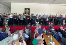 Zum Jubiläum spielten die "Original Presseler Fichtbergmusikanten" gemeinsam mit Gastkapellen aus Authausen, Schöna und Großhartmannsdorf im Gerätehaus der örtlichen Feuerwehr auf. Für das schwungvolle Konzert ernteten die Musikerinnen und Musiker begeisterten Applaus. Foto: Manuel Karschau