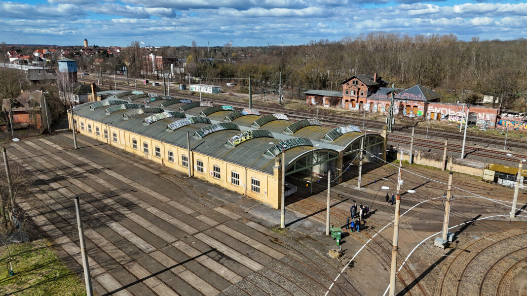 Alter Straßenbahnhof in Leutzsch wird verkauft, saniert und zum Die nebenan residierende Planungsgruppe S&P Sahlmann übernimmt das Baudenkmal und schafft dort ein Innovationszentrum für Baufirmen. Foto: Wolfgang Sens