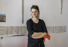 Die Leipzige Künstlerin Paula Wolber hat in ihrem Atelier an de Plexiglasschriftzug "NeinDoch" gearbeitet. Foto: Matthias Ritzmann/Kunststiftung