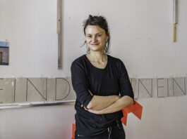 Die Leipzige K&uuml;nstlerin Paula Wolber hat in ihrem Atelier an de Plexiglasschriftzug "NeinDoch" gearbeitet. Foto: Matthias Ritzmann/Kunststiftung
