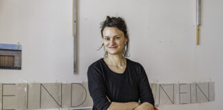 Die Leipzige Künstlerin Paula Wolber hat in ihrem Atelier an de Plexiglasschriftzug "NeinDoch" gearbeitet. Foto: Matthias Ritzmann/Kunststiftung