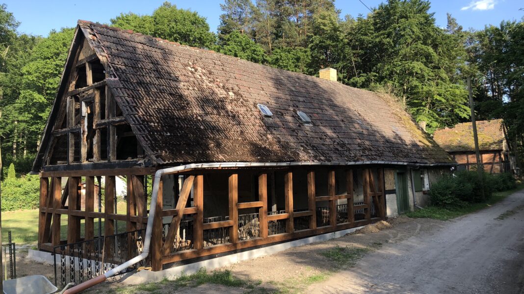 IMG_4501 Wo einst die Pechknechte wohnten: Dieses alte, unter Denkmalschutz stehende Fachwerkhaus an der Friedrichshütte wurde vor sieben Jahren mit einem Zuschuss über das Förderprogramm Leader durch den Eigentümer saniert. In dem Gebäude befinden sich seitdem zwei Ferienwohnungen. Foto (Archiv): Nico Fliegner