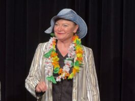 Aktuell steht Sabine K&uuml;hne-Londa in der Pfefferm&uuml;hle auf der B&uuml;hne - hier in der Rolle einer Klimakonferenz-Teilnehmerin im Programm "Harakiri to go". Foto: Heidi Bockelmann