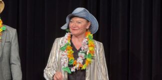 Aktuell steht Sabine Kühne-Londa in der Pfeffermühle auf der Bühne - hier in der Rolle einer Klimakonferenz-Teilnehmerin im Programm "Harakiri to go". Foto: Heidi Bockelmann