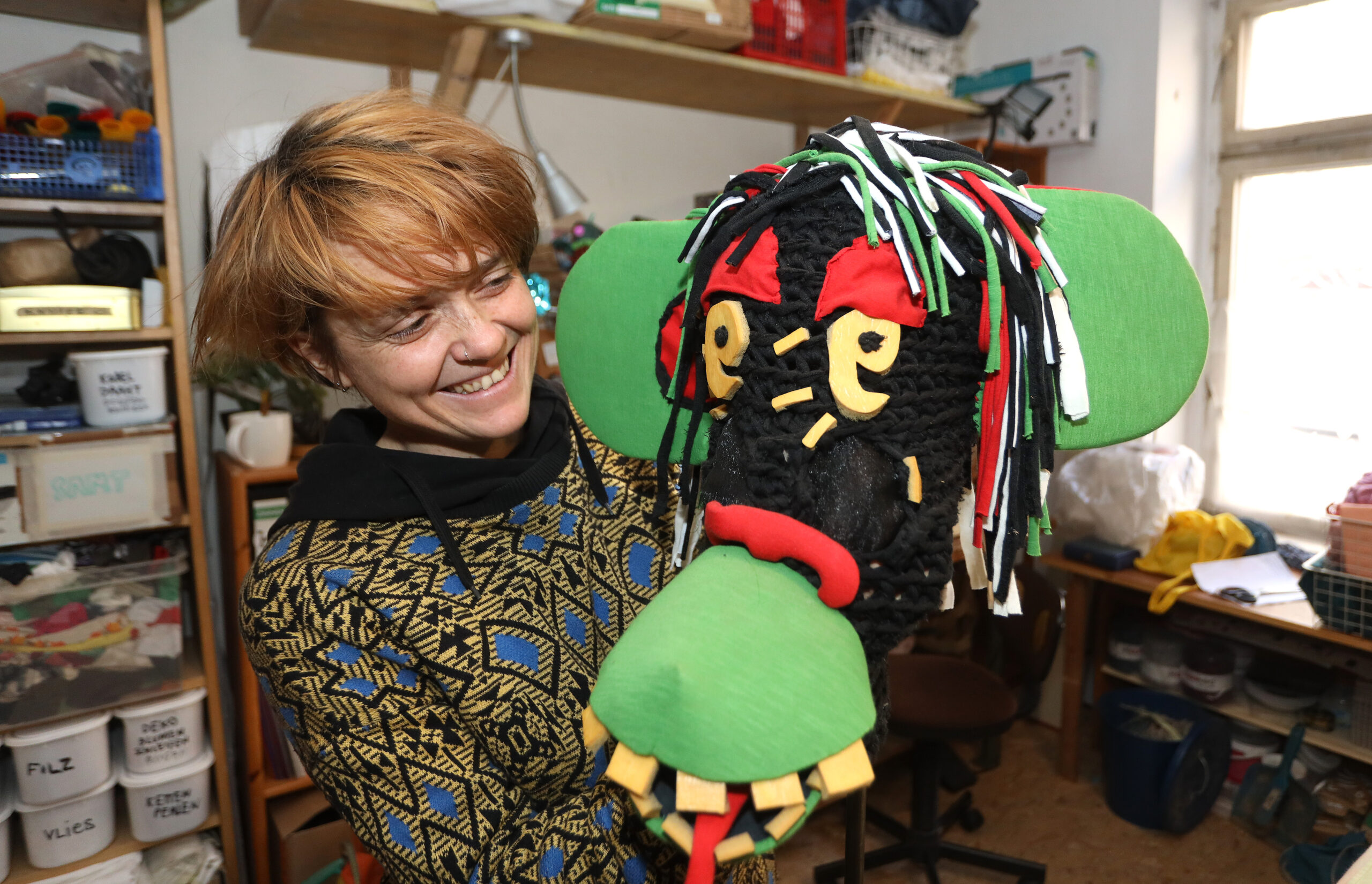 Für einen Freund entwarf die Leipziger Designerin vor einer Weilediese bunte Affenmaske. Foto: André Kempner