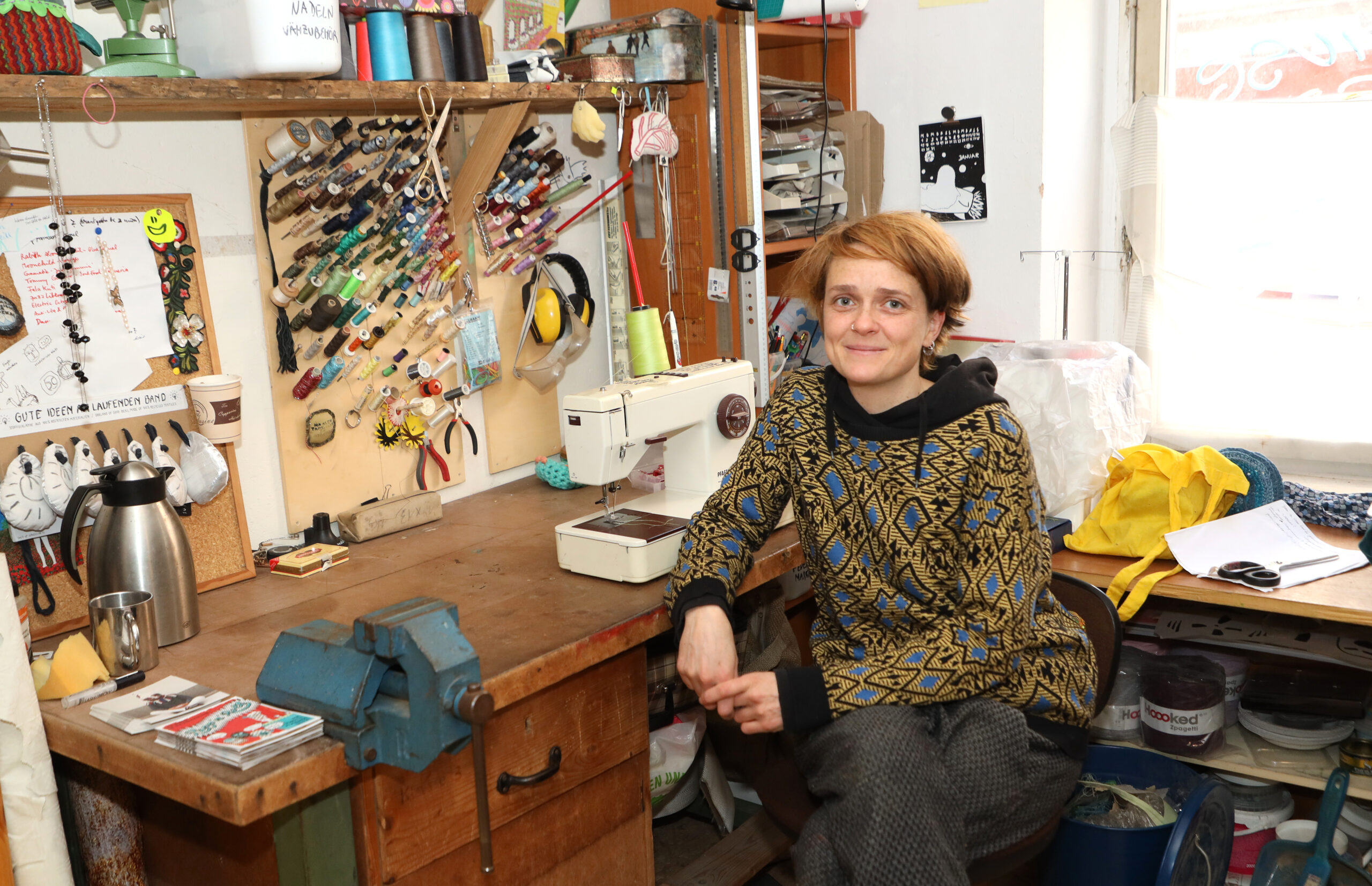 Mit ihrer Schreibmaschine vom Flohmarkt näht Luise Wonneberger in ihrem Atelier Kleidung für die handgemachten Puppen. Foto: André Kempner