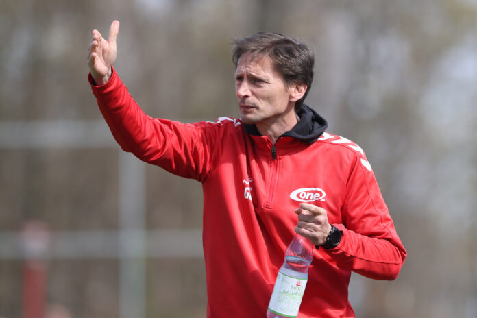 ZFC-Trainer Georg Martin Leopold kann auch in der kommenden Saison auf ein eingespieltes Team setzen. Foto: Mario Jahn