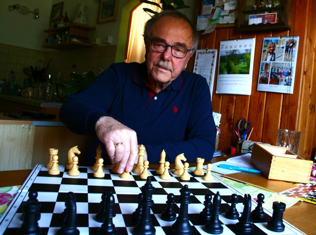 Schach_Windischleuba Gerhard Prechtl ist seit frühester Kindheit schachbegeistert. Er hofft, beim SC Altenburg bald wieder mehr Kinder und jugendliche begrüßen zu können. Foto: Andreas Neustadt