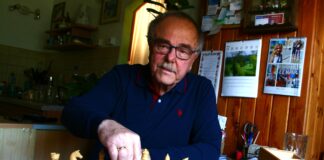 Gerhard Prechtl ist seit frühester Kindheit schachbegeistert. Er hofft, beim SC Altenburg bald wieder mehr Kinder und jugendliche begrüßen zu können. Foto: Andreas Neustadt