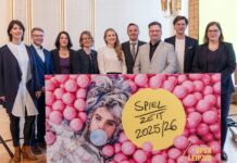 Gemeinsam mit seinem Team (und Kulturbürgermeisterin Dr. Skadi Jennicke, r.) stellte Opernintendant Tobias Wolff (3.v.r.) die neue Spielzeit vor. Foto: Tom Schulze