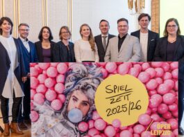 Gemeinsam mit seinem Team (und Kulturb&uuml;rgermeisterin Dr. Skadi Jennicke, r.) stellte Opernintendant Tobias Wolff (3.v.r.) die neue Spielzeit vor. Foto: Tom Schulze