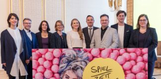 Gemeinsam mit seinem Team (und Kulturbürgermeisterin Dr. Skadi Jennicke, r.) stellte Opernintendant Tobias Wolff (3.v.r.) die neue Spielzeit vor. Foto: Tom Schulze