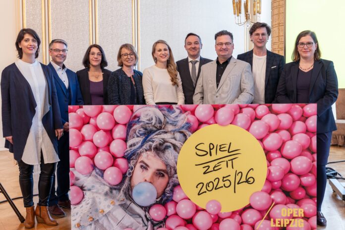 Gemeinsam mit seinem Team (und Kulturb&uuml;rgermeisterin Dr. Skadi Jennicke, r.) stellte Opernintendant Tobias Wolff (3.v.r.) die neue Spielzeit vor. Foto: Tom Schulze