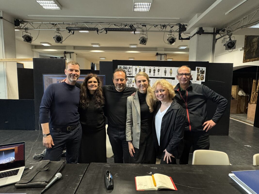 operleipzig_konzeption_pique_dame_2025 Das künstlerische Team von »Pique Dame« bei der Konzeptionsprobe, vlnr: Sebastian Hannak (Bühne), Katharina Gault (Kostüme), Lorenzo Fioroni (Regie), Marlene Hahn (Chefdramaturgin), Anna Skryleva (Musikalische Leitung) und Sebastian Alphons (Licht Design) Foto: Oper Leipzig