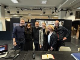 Das k&uuml;nstlerische Team von &raquo;Pique Dame&laquo; bei der Konzeptionsprobe, vlnr: Sebastian Hannak (B&uuml;hne), Katharina Gault (Kost&uuml;me), Lorenzo Fioroni (Regie), Marlene Hahn (Chefdramaturgin), Anna Skryleva (Musikalische Leitung) und Sebastian Alphons (Licht Design) Foto: Oper Leipzig