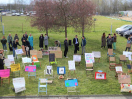 Vor der Sitzung des Jugendhilfeausschusses versammelten sich Schulsozialarbeiter und Jugendliche, um f&uuml;r die Beibehaltung des Umfangs zu demonstrieren. Foto: Landratsamt Landkreis Leipzig