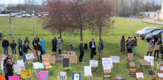 Vor der Sitzung des Jugendhilfeausschusses versammelten sich Schulsozialarbeiter und Jugendliche, um für die Beibehaltung des Umfangs zu demonstrieren. Foto: Landratsamt Landkreis Leipzig